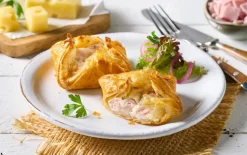 Bladerdeegkorfjes met ham en Emmentaler