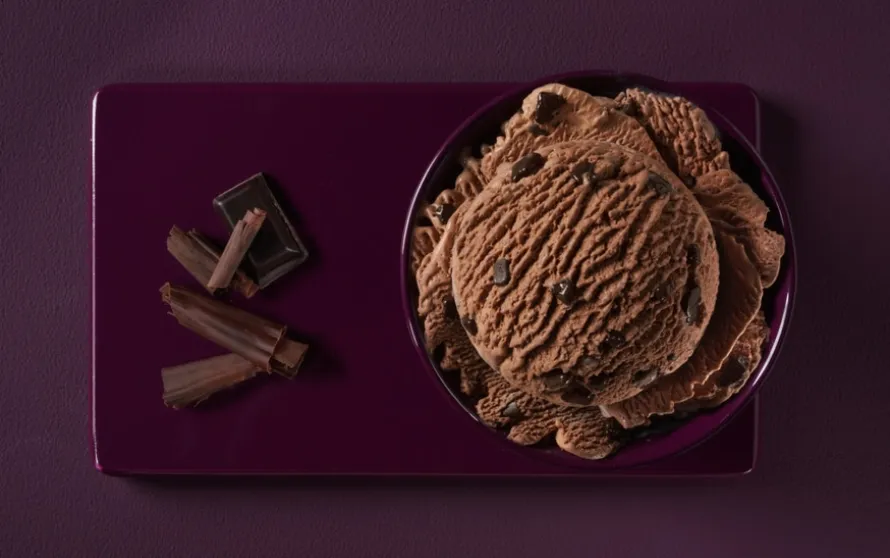 Chocolade-ijs met chocoladeschilfers