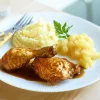 Kippenbout met appelmoes en aardappelpuree