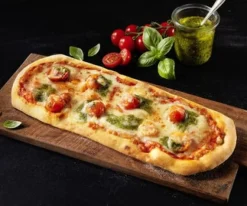 Pizza alla Romana Pomodoro Mozzarella e Pesto