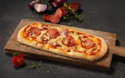 Pizza alla Romana salame piccante e cipolla rossa