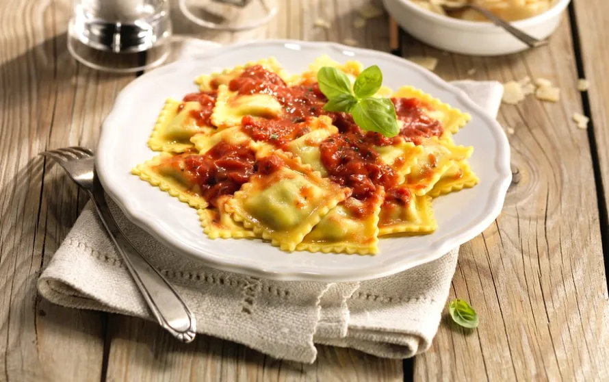 Ravioli met tomaat en basilicum