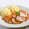 Rundertong in maderasaus met aardappelpuree