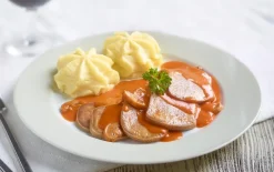Rundertong in maderasaus met aardappelpuree