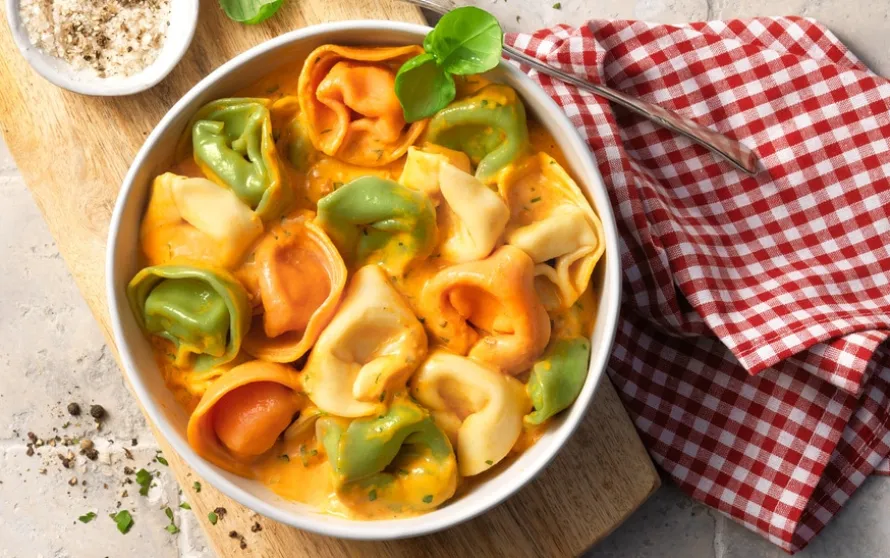 Tortelloni Tricolore met tomatenroomsaus