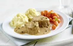 Varkenshaasje in peperroomsaus met worteltjes en aardappelpuree