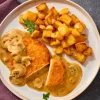 Varkensschnitzel in jagersaus met aardappelblokjes