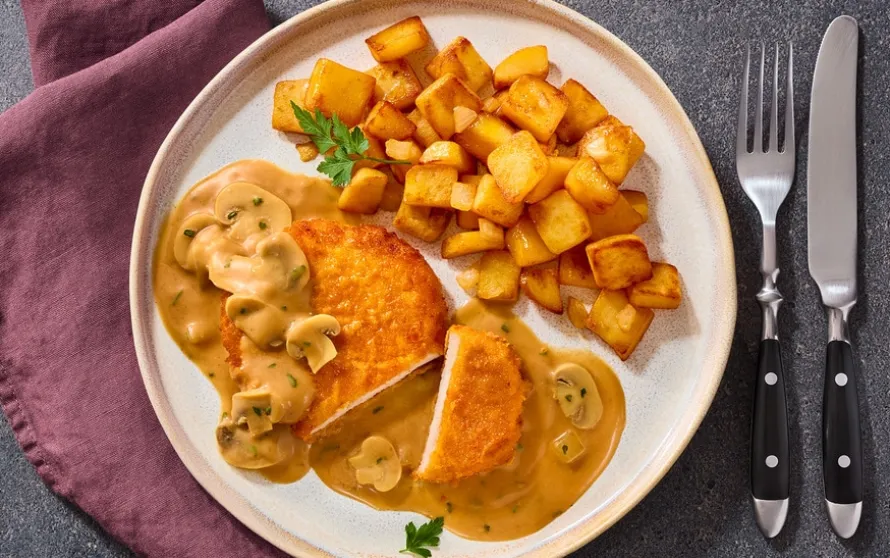 Varkensschnitzel in jagersaus met aardappelblokjes