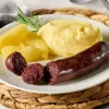 Zwarte pens met appelpartjes en aardappelpuree
