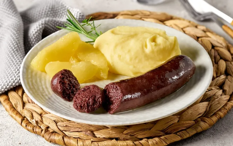 Zwarte pens met appelpartjes en aardappelpuree